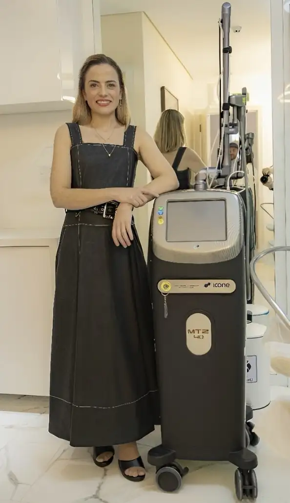 Dra. Vanessa Amoroso com equipamento Laser CO2